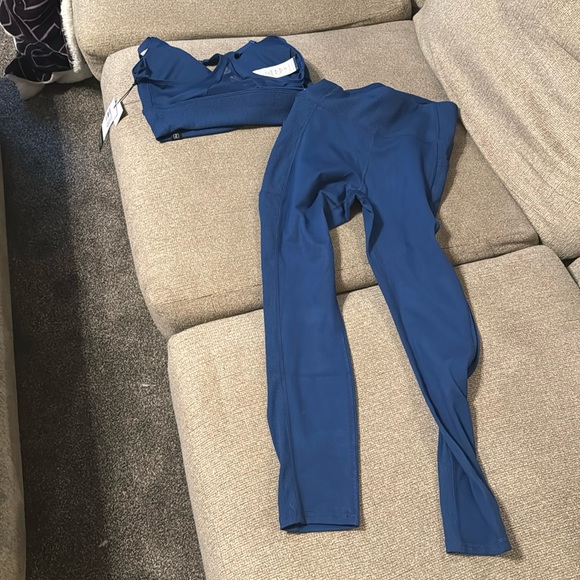 Zobha- leggings and bra - Picture 4 of 11